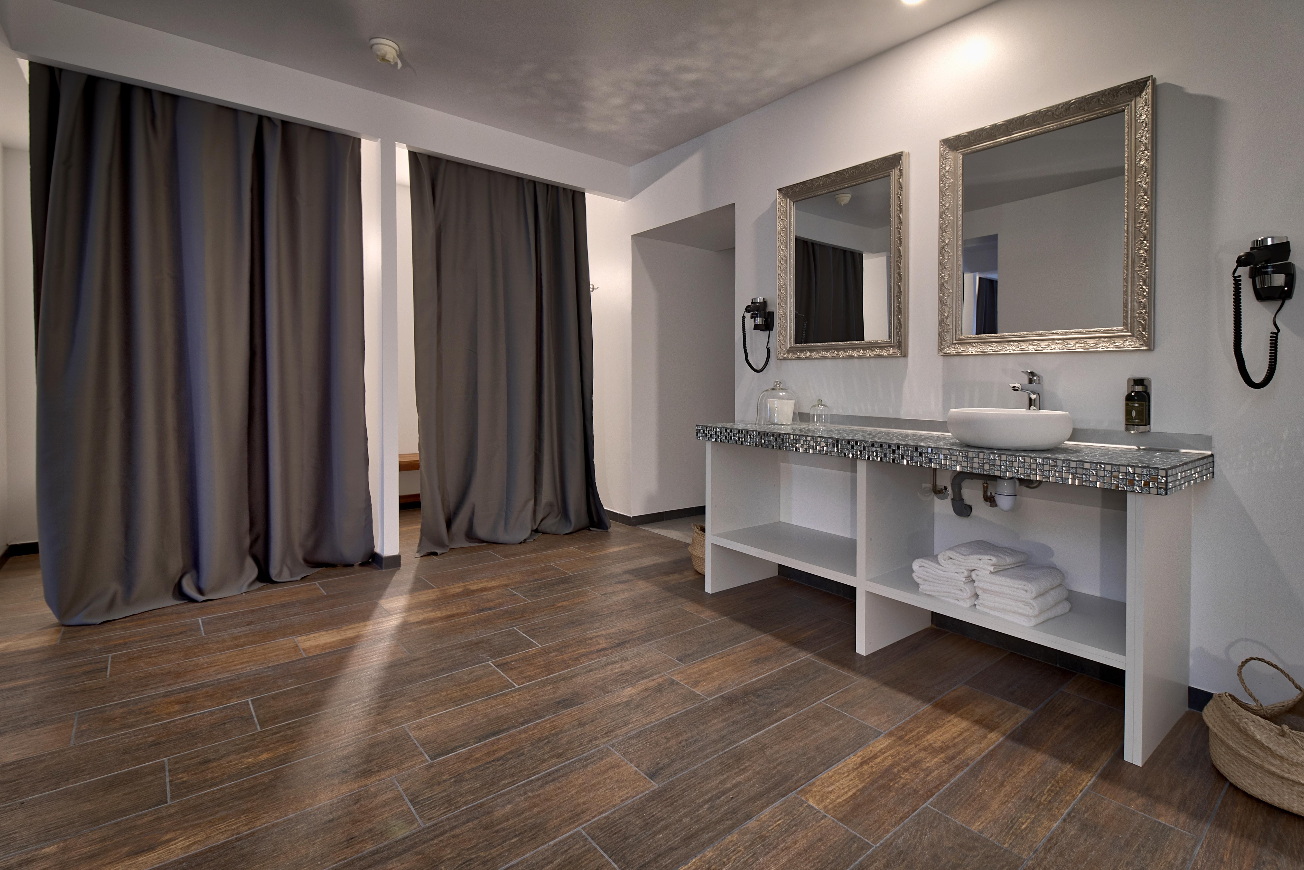 Belfry & Spa By Ligne St Barth لورد المظهر الخارجي الصورة Bathroom with porcelain wood-look tiles